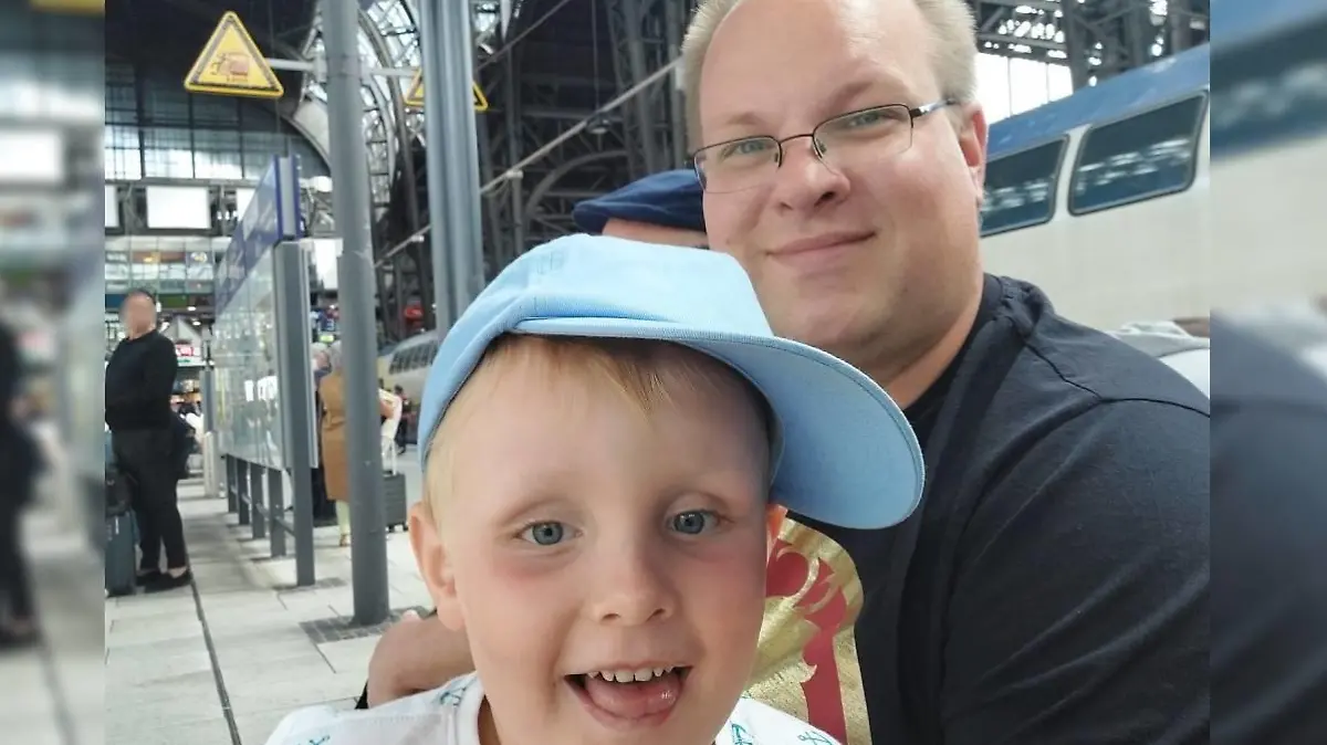 Sascha Matthies und sein Sohn (5). Das waren noch unbeschwerte Zeiten.