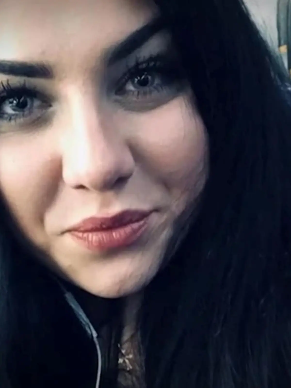 Mit mindestens 36 Messerstichen wird Milena, eine junge Mutter direkt vor ihrem Haus in Hessen ermordet! Dabei hatte sie genau das kommen sehen und den Täter, ihren Ex, mehrfach bei der Po-lizei angezeigt. Immer wieder hatte er sie nach der Trennung bedroht und verfolgt. Eine Tat, die wirklich hätte verhindert werden können, sagt auch Milenas Freundin. Wir haben sie hete beim Prozessauftakt getroffen und sie hat uns erzählt, dass sie am letzten Abend mit Milena auch schon eine dunkle Vorahnung hatte.