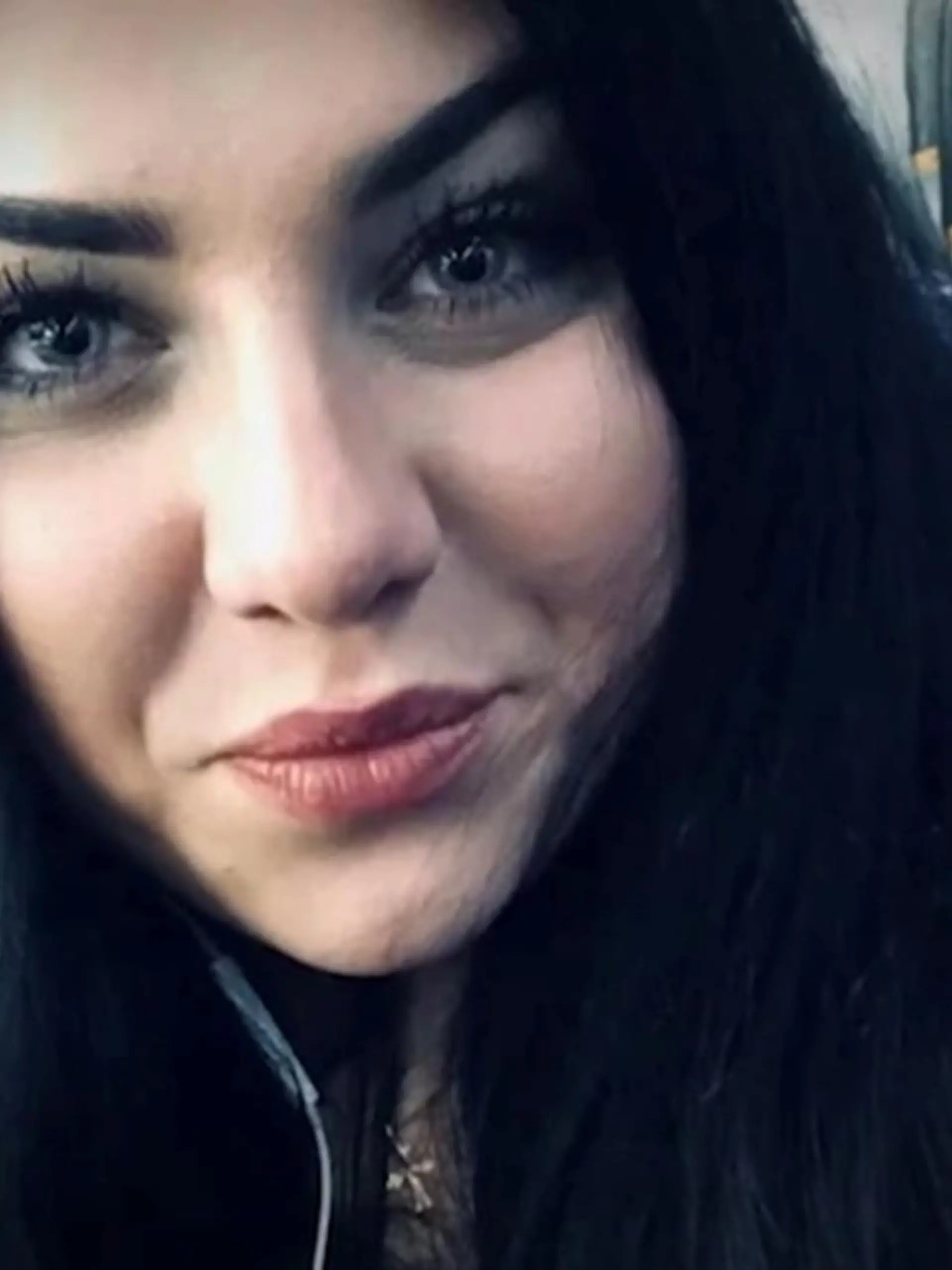 Mit mindestens 36 Messerstichen wird Milena, eine junge Mutter direkt vor ihrem Haus in Hessen ermordet! Dabei hatte sie genau das kommen sehen und den Täter, ihren Ex, mehrfach bei der Po-lizei angezeigt. Immer wieder hatte er sie nach der Trennung bedroht und verfolgt. Eine Tat, die wirklich hätte verhindert werden können, sagt auch Milenas Freundin. Wir haben sie hete beim Prozessauftakt getroffen und sie hat uns erzählt, dass sie am letzten Abend mit Milena auch schon eine dunkle Vorahnung hatte.