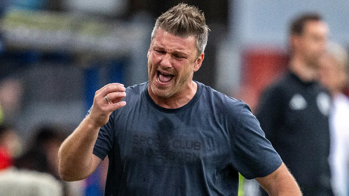 25.08.2023, Nordrhein-Westfalen, Paderborn: Fußball: 2. Bundesliga, SC Paderborn 07 - 1. FC Kaiserslautern, 4. Spieltag, Home Deluxe Arena: Paderborns Trainer Lukasz Kwasniok ärgert sich an der Seitenlinie. Foto: David Inderlied/dpa - WICHTIGER HINWEIS: Gemäß den Vorgaben der DFL Deutsche Fußball Liga bzw. des DFB Deutscher Fußball-Bund ist es untersagt, in dem Stadion und/oder vom Spiel angefertigte Fotoaufnahmen in Form von Sequenzbildern und/oder videoähnlichen Fotostrecken zu verwerten bzw. verwerten zu lassen. +++ dpa-Bildfunk +++