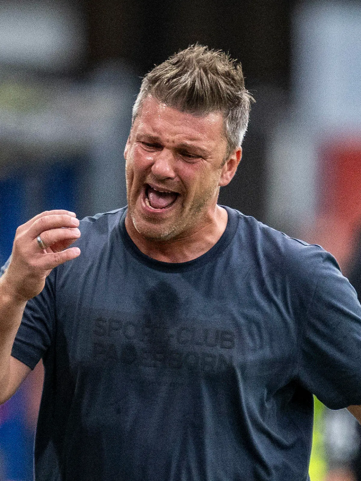 25.08.2023, Nordrhein-Westfalen, Paderborn: Fußball: 2. Bundesliga, SC Paderborn 07 - 1. FC Kaiserslautern, 4. Spieltag, Home Deluxe Arena: Paderborns Trainer Lukasz Kwasniok ärgert sich an der Seitenlinie. Foto: David Inderlied/dpa - WICHTIGER HINWEIS: Gemäß den Vorgaben der DFL Deutsche Fußball Liga bzw. des DFB Deutscher Fußball-Bund ist es untersagt, in dem Stadion und/oder vom Spiel angefertigte Fotoaufnahmen in Form von Sequenzbildern und/oder videoähnlichen Fotostrecken zu verwerten bzw. verwerten zu lassen. +++ dpa-Bildfunk +++