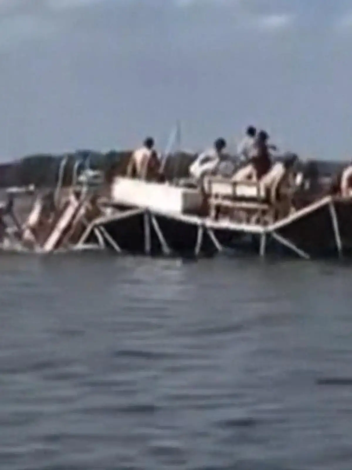 Während einer Veranstaltung zum Labor Day in den USA bricht plötzlich ein Steg in sich zusammen. Etwa 60 Menschen fallen ins Wasser. 20 Menschen werden verletzt, eine Person kommt in ein Krankenhaus. Eigentlich sollte der Pier noch am selben Tag abgebaut werden. Die Szenen sehen Sie im Video.