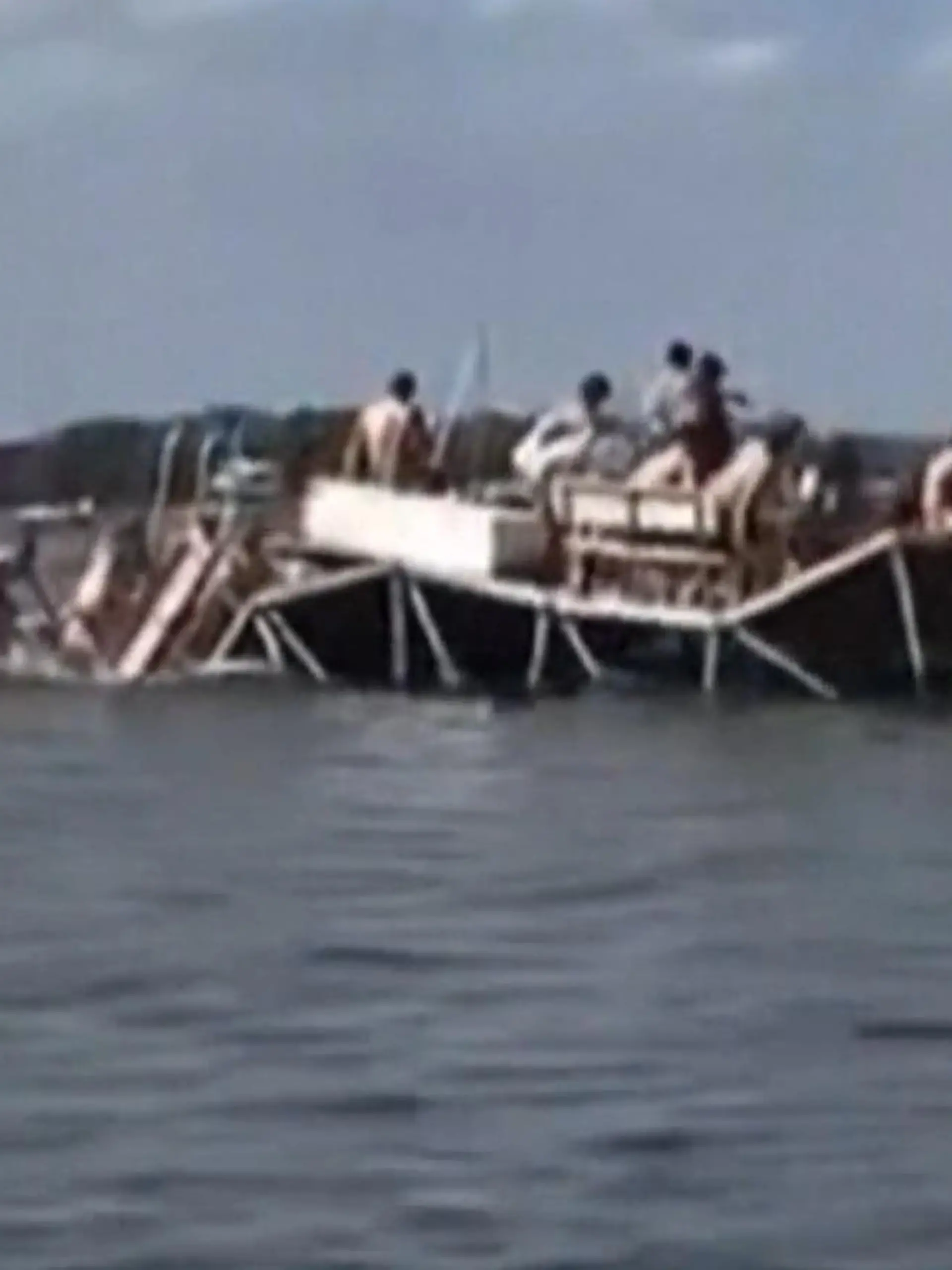 Während einer Veranstaltung zum Labor Day in den USA bricht plötzlich ein Steg in sich zusammen. Etwa 60 Menschen fallen ins Wasser. 20 Menschen werden verletzt, eine Person kommt in ein Krankenhaus. Eigentlich sollte der Pier noch am selben Tag abgebaut werden. Die Szenen sehen Sie im Video.