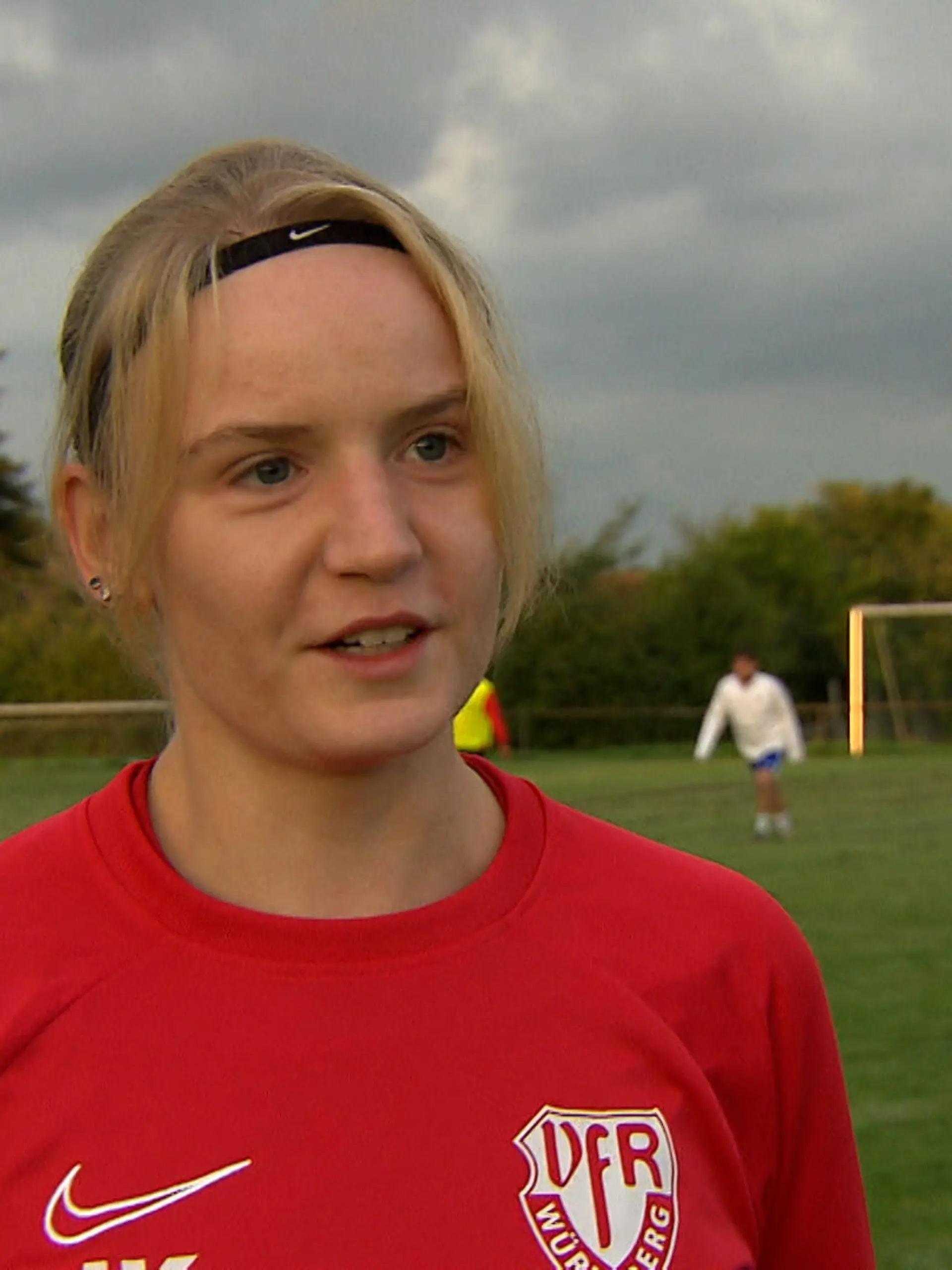 Jana liebt es, auf dem Platz die Bälle zu kicken und spielt deshalb schon seit jahren in einer Damenfußballmannschaft. Doch nun die Doppelbesetzung, denn sie darf dank Pilotprojekt nun auch für eine Männermannschaft des VfR Würzberg auflaufen. Ob sie nun dauerhaft bei den Männern bleibt und den Frauenfußball vielleicht sogar an den Nagel hängt, erfahren Sie im Video!