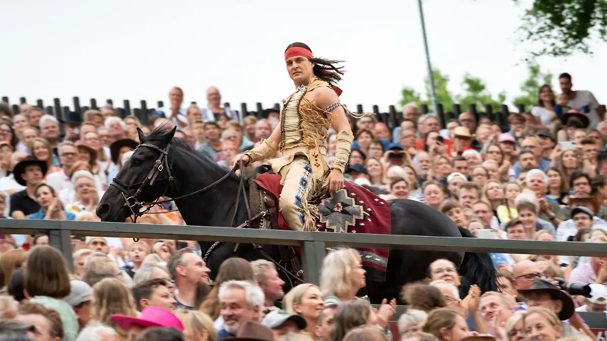 ARCHIV - 24.06.2023, Schleswig-Holstein, Bad Segeberg: Alexander Klaws als Winnetou reitet auf einem Pferd während der Premiere "Winnetou I - Blutsbrüder" der 70. Saison der Karl-May-Spiele in Bad Segeberg durch das Publikum. (zu dpa: «Karl-May-Spiele in Bad Segeberg enden mit Besucherrekord») Foto: Jonas Walzberg/dpa +++ dpa-Bildfunk +++