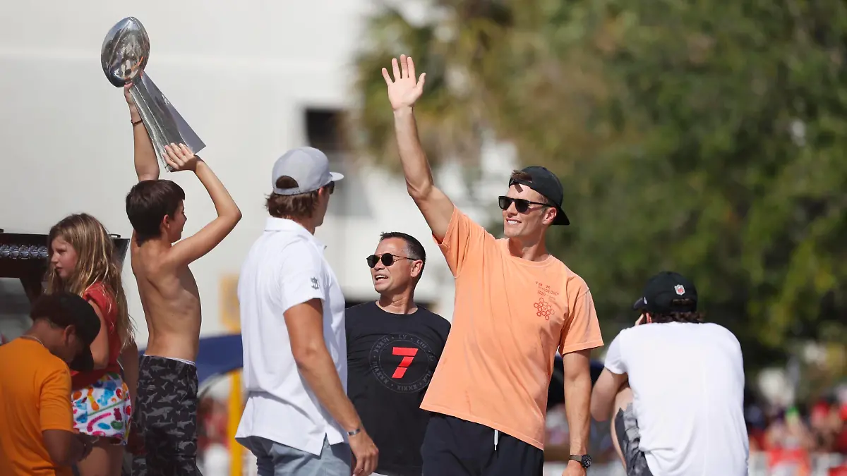 NFL, American Football Herren, USA Super Bowl LV-Champion Tampa Bay Buccanners Boat Parade, Feb 10, 2021 Tampa Bay, FL, USA Tampa Bay Buccaneers quarterback Tom Brady waves to the crowd as son Benjamin hoists the Vince Lombardi Trophy during a boat parade to celebrate victory in Super Bowl LV against the Kansas City Chiefs. Mandatory Credit: Kim Klement-USA TODAY Sports, 10.02.2021 14:10:02, 15556644, NPStrans, Tampa Bay Buccaneers, NFL, Kansas City Chiefs, Tom Brady, TopPic PUBLICATIONxINxGERxSUIxAUTxONLY Copyright: xKimxKlementx 15556644