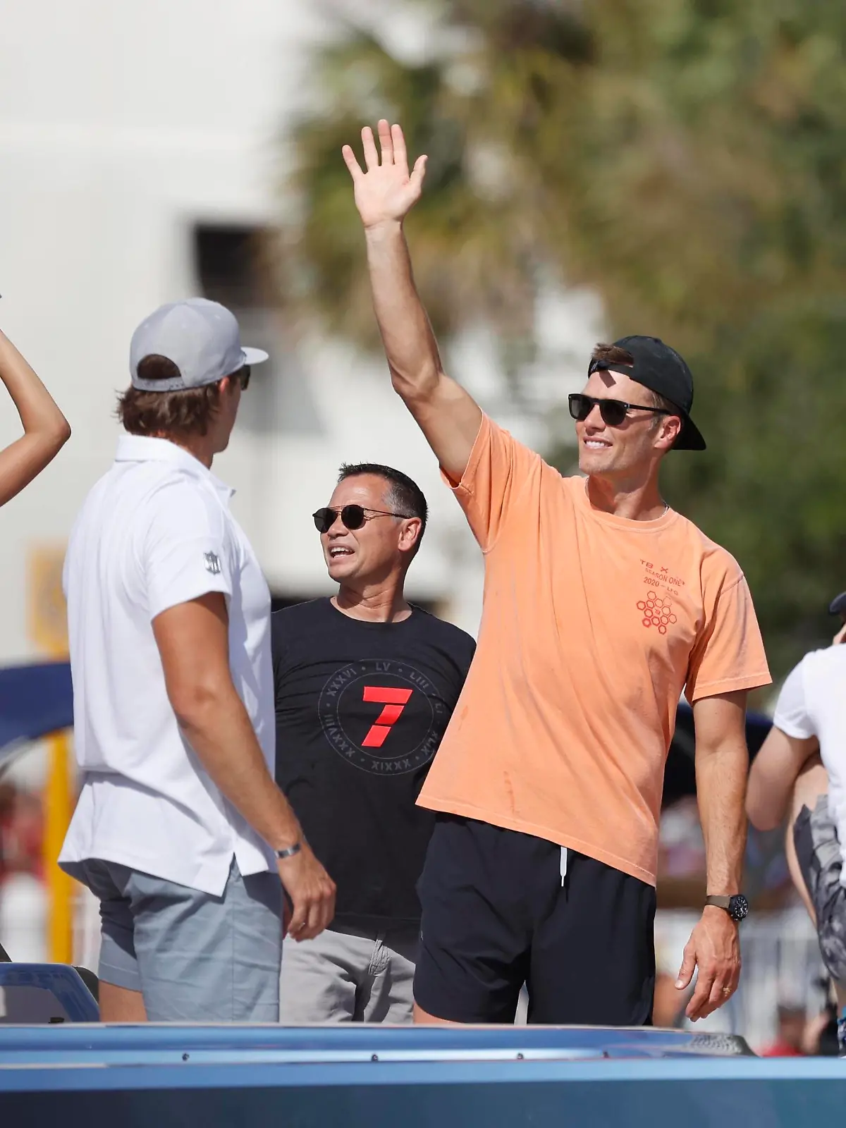 NFL, American Football Herren, USA Super Bowl LV-Champion Tampa Bay Buccanners Boat Parade, Feb 10, 2021 Tampa Bay, FL, USA Tampa Bay Buccaneers quarterback Tom Brady waves to the crowd as son Benjamin hoists the Vince Lombardi Trophy during a boat parade to celebrate victory in Super Bowl LV against the Kansas City Chiefs. Mandatory Credit: Kim Klement-USA TODAY Sports, 10.02.2021 14:10:02, 15556644, NPStrans, Tampa Bay Buccaneers, NFL, Kansas City Chiefs, Tom Brady, TopPic PUBLICATIONxINxGERxSUIxAUTxONLY Copyright: xKimxKlementx 15556644