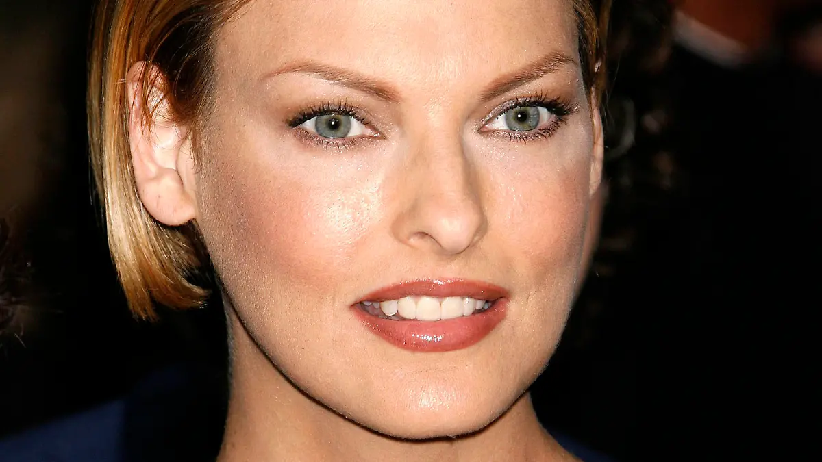 JULY 18th 2022: Supermodel Linda Evangelista returns to modeling with a new campaign for Fendi following her CoolSculpting body-sculpting cosmetic procedure that left her "brutally disfigured" and "permanently deformed". - FEBRUARY 16th 2022: Supermodel Linda Evangelista opens up about botched fat-freezing cosmetic procedure that left her "brutally disfigured" and "permanently deformed". - SEPTEMBER 24th 2021: Supermodel Linda Evangelista files a $50 million lawsuit against CoolSculpting claiming she was rendered "brutally disfigured" and "permanently deformed" after undergoing the popular body-sculpting cosmetic procedure. - File Photo by: zz/NPX/STAR MAX/IPx 2007 10/28/07 Linda Evangelista at the Louis Vuitton Murakami Exhibition on October 28, 2007 in Los Angeles, California.