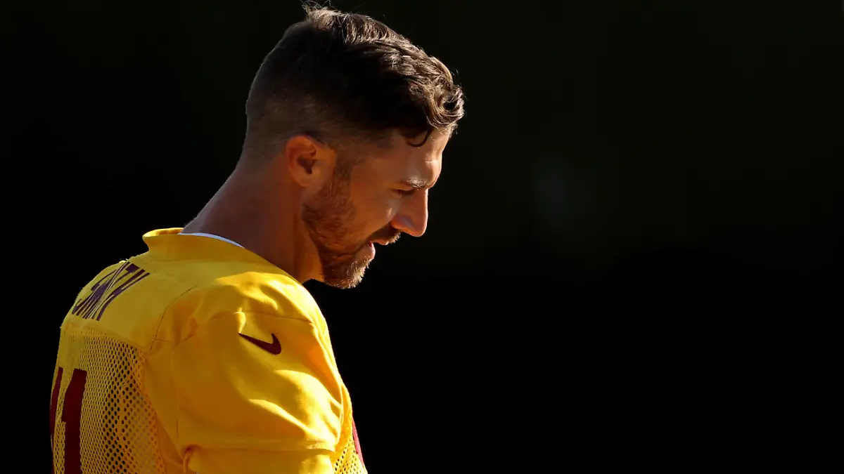 NFL, American Football Herren, USA Washington Football Team-Training Camp, Aug 20, 2020 Ashburn, Virginia, USA Washington Football Team quarterback Alex Smith 11 walks to the field prior to day twenty-three of training camp at Inova Sports Performance Center in Ashburn, Virginia. Mandatory Credit: Geoff Burke-USA TODAY Sports, 20.08.2020 08:46:59, 14779459, NPStrans, Alex Smith, NFL, Washington Football Team, TopPic PUBLICATIONxINxGERxSUIxAUTxONLY Copyright: xGeoffxBurkex 14779459