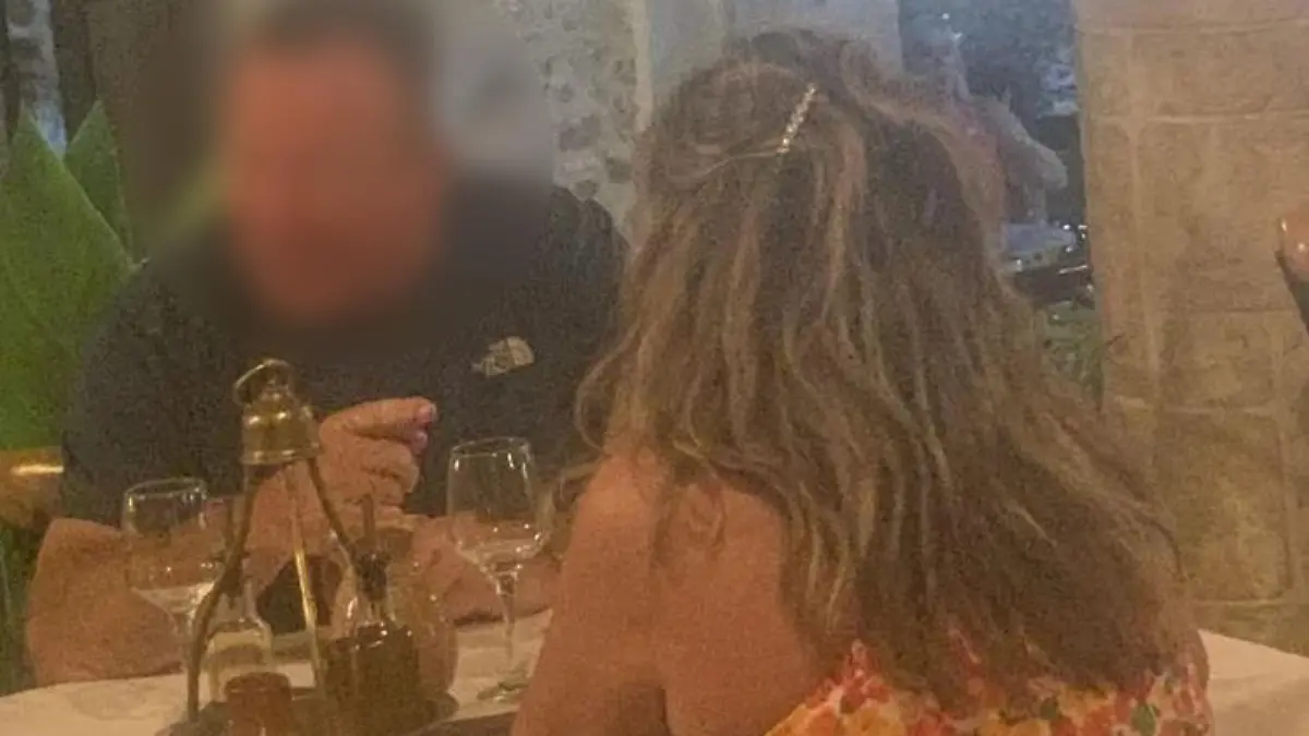 Dieses Foto zeigt das britische Pärchen, wie es sich in einem Restaurant offenbar sehr gut gehen lässt.