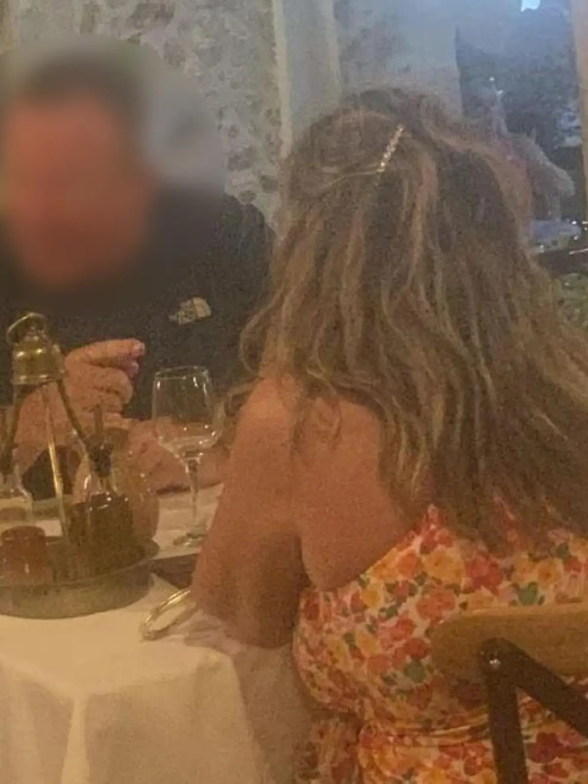 Dieses Foto zeigt das britische Pärchen, wie es sich in einem Restaurant offenbar sehr gut gehen lässt.