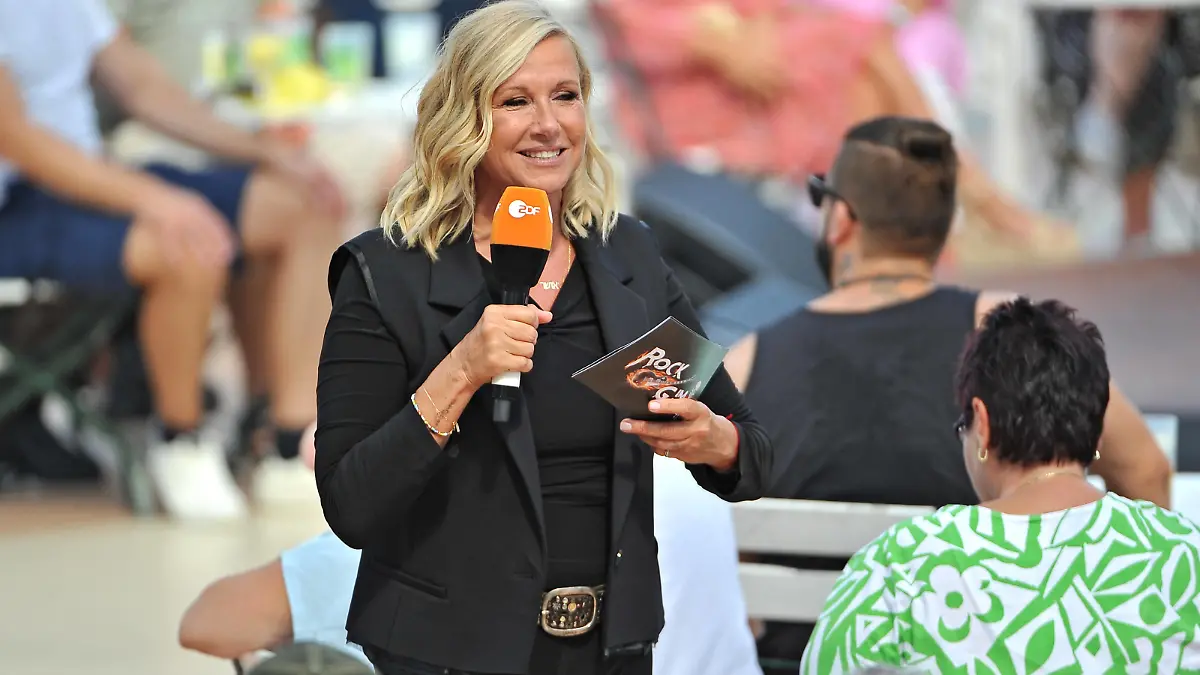 ZDF - Fernsehgarten. Moderatorin Andrea Kiwi Kiewel während der ZDF - Unterhaltungsshow Fernsehgarten am 03.09.2023 in Mainz. 20230903MWI100000 *** ZDF Fernsehgarten host Andrea Kiwi Kiewel during the ZDF entertainment show Fernsehgarten on 03 09 2023 in Mainz 20230903MWI100000