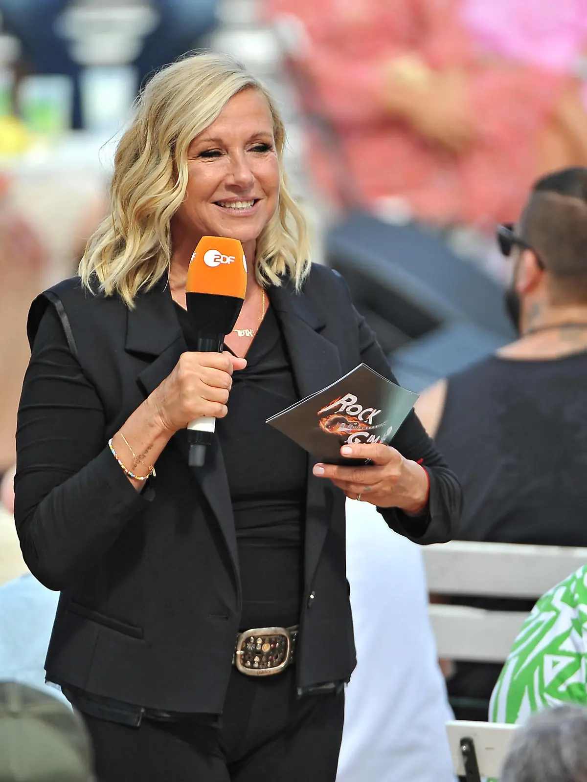 ZDF - Fernsehgarten. Moderatorin Andrea Kiwi Kiewel während der ZDF - Unterhaltungsshow Fernsehgarten am 03.09.2023 in Mainz. 20230903MWI100000 *** ZDF Fernsehgarten host Andrea Kiwi Kiewel during the ZDF entertainment show Fernsehgarten on 03 09 2023 in Mainz 20230903MWI100000
