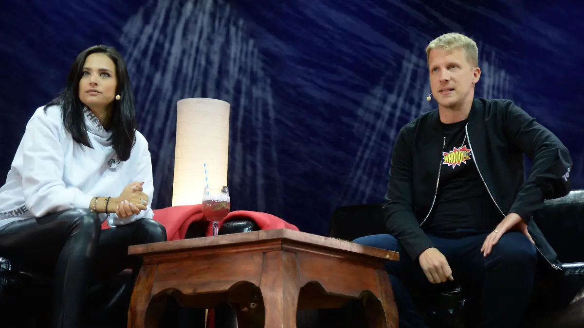 Hamburg der 13.09.2020 Oliver Pocher und Ehefrau Amira Pocher auf der Bühne im Cruise Inn. 'Die Pochers hier!' im Cruise Inn Hamburg auf dem Gelände des Cruise Terminals Steinwerder. In ihrem neuen Podcast 'Die Pochers hier!' erzählen Amira und Oliver Pocher aus ihrem Leben, was die Woche über bei ihnen passiert ist, was sie beschäftigt. / 130920
