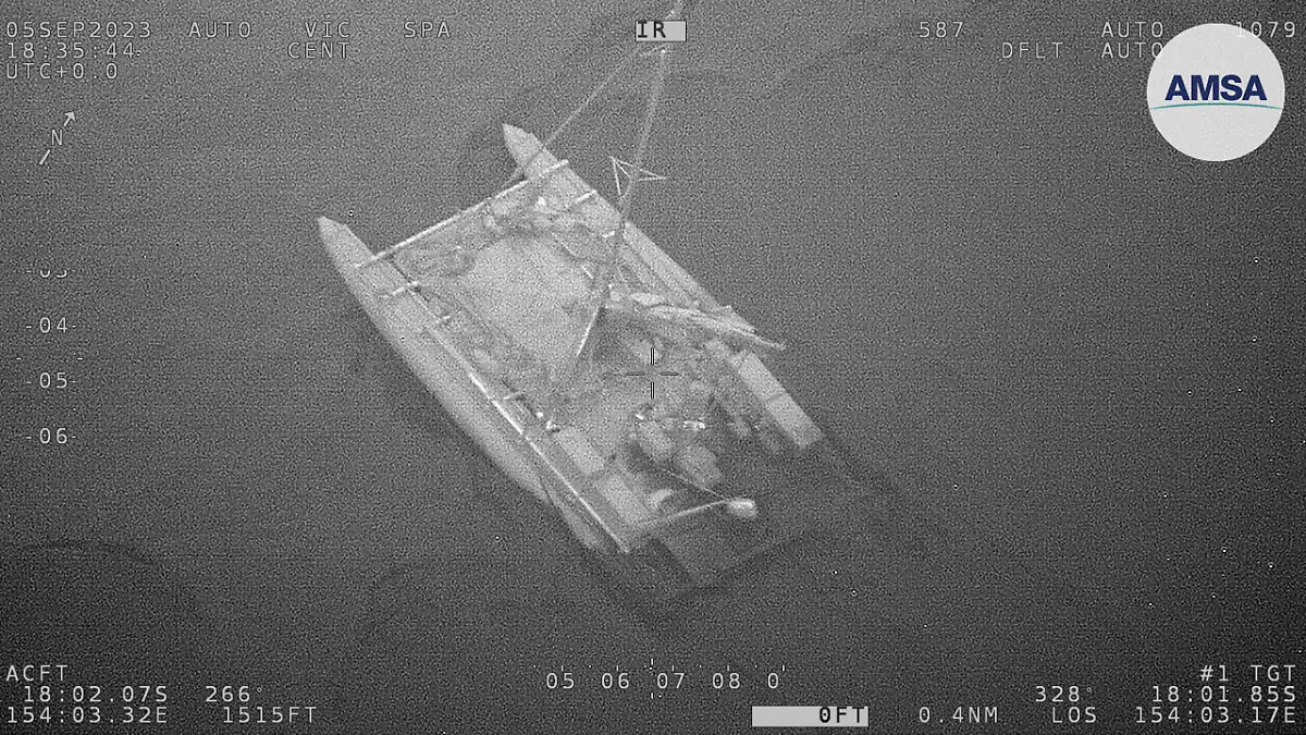 HANDOUT - 06.09.2023, Australien, Cairns: Ein von der Australian Maritime Safety Authority bereitgestelltes Bild zeigt einen aufblasbaren Katamaran im Korallenmeer, 800 km südöstlich von Cairns in Queensland. Im Korallenmeer vor der australischen Ostküste ist ein aufblasbar Katamaran durch mehrere Hai-Attacken in Seenot geraten. Die drei Männer an Bord, zwei Russen und ein Franzose, seien von der Südseeinsel Vanuatu unterwegs nach Cairns im tropischen Norden von Australien gewesen, berichtete die australische Nachrichtenagentur AAP am Mittwoch. (zu dpa «Australien: Haie greifen aufblasbaren Katamaran im Korallenmeer an ») Foto: Uncredited/AUSTRALIAN MARITIME SAFETY AUTHORITY/dpa +++ dpa-Bildfunk +++
