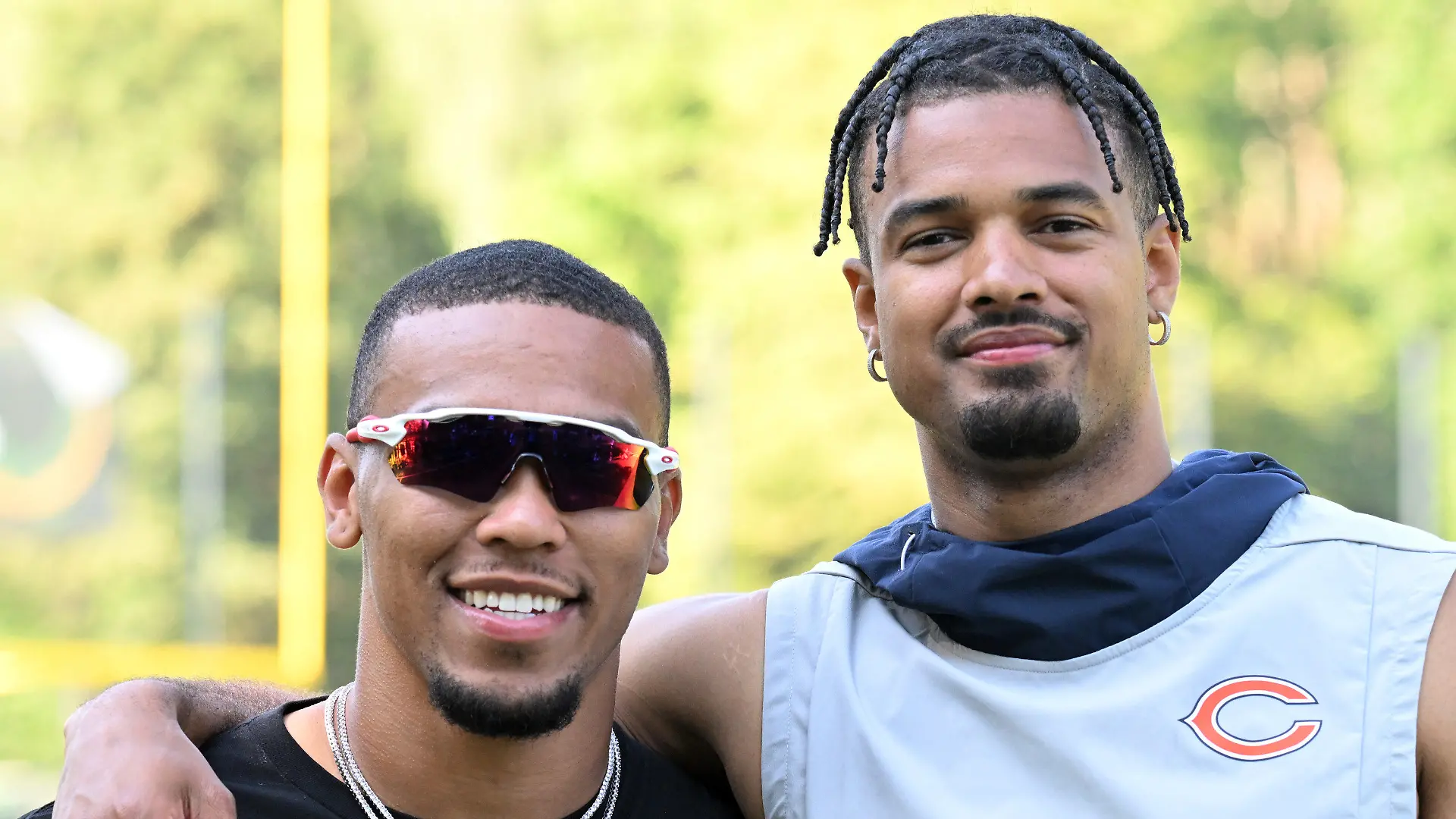 ARCHIV - 25.06.2023, Nordrhein-Westfalen, Köln: American Football: St. Brown Youth Football Camp. Amon-Ra St. Brown (l) und Equanimeous St. Brown. (zu dpa: «Johnson und St.-Brown-Brüder mit Kaderplatz bei ihren NFL-Teams») Foto: Federico Gambarini/dpa +++ dpa-Bildfunk +++