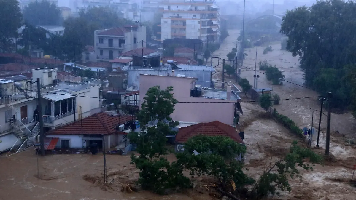 05.09.2023, Griechenland, Volos: Mehrere Häuser sind von Hochwasser betroffen. Bei schweren Unwettern ist in Mittelgriechenland ein Mensch ums Leben gekommen. Sturmtief «Daniel» sorgte in vielen Teilen Griechenlands für Probleme. Foto: George Kidonas/InTime News/AP/dpa +++ dpa-Bildfunk +++