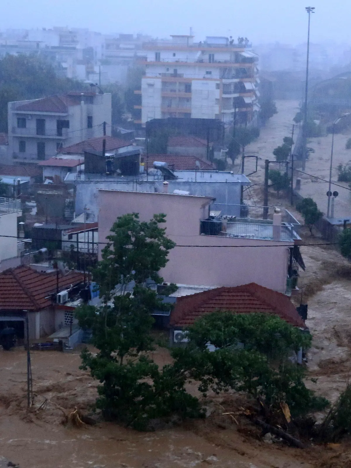 05.09.2023, Griechenland, Volos: Mehrere Häuser sind von Hochwasser betroffen. Bei schweren Unwettern ist in Mittelgriechenland ein Mensch ums Leben gekommen. Sturmtief «Daniel» sorgte in vielen Teilen Griechenlands für Probleme. Foto: George Kidonas/InTime News/AP/dpa +++ dpa-Bildfunk +++