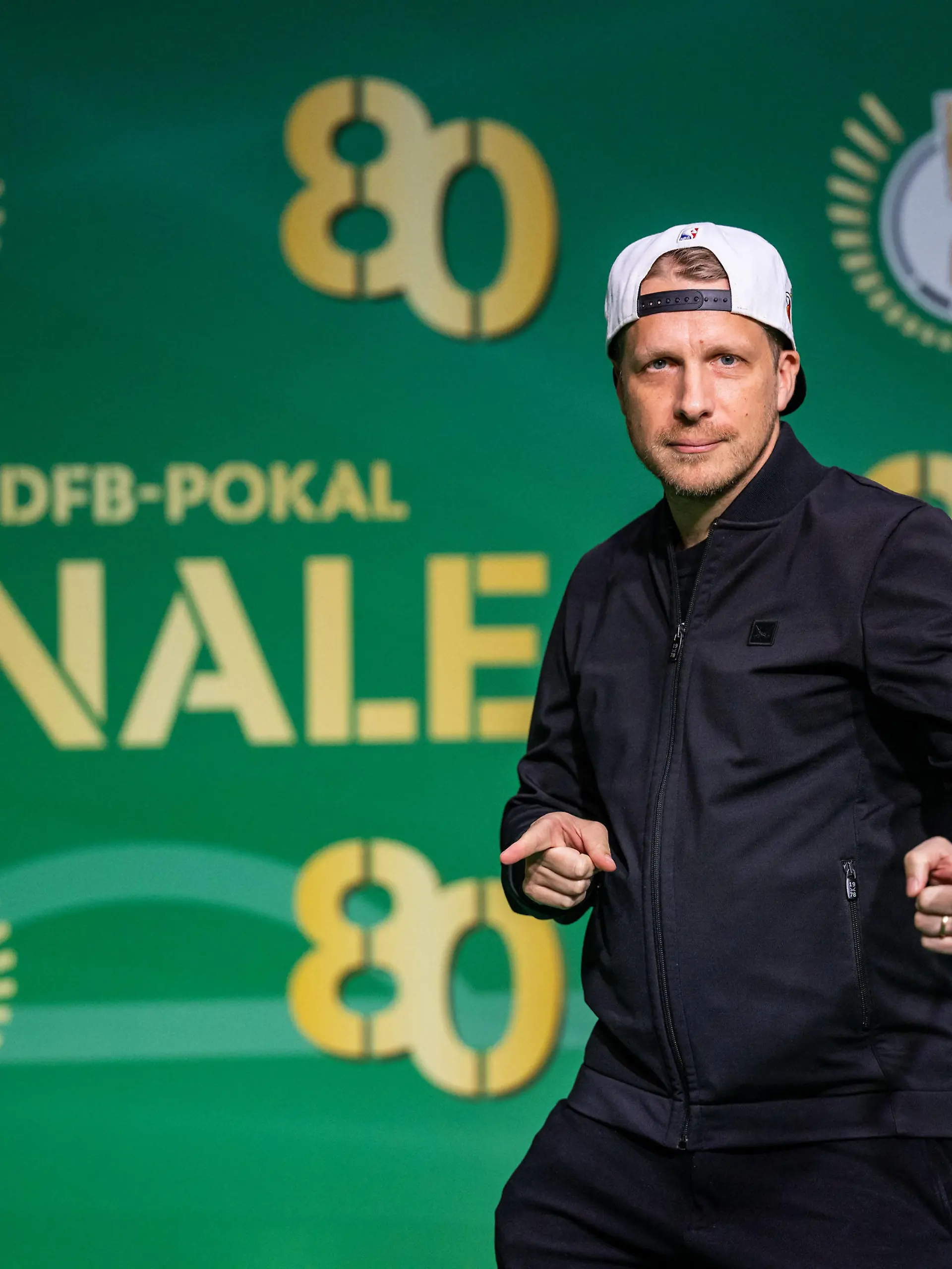 03.06.2023, xkvx, Fussball DFB Pokal Finale 2023, RB Leipzig - Eintracht Frankfurt emspor, v.l. Oliver Pocher DFL/DFB REGULATIONS PROHIBIT ANY USE OF PHOTOGRAPHS as IMAGE SEQUENCES and/or QUASI-VIDEO Berlin *** 03 06 2023, xkvx, Football DFB Cup Final 2023, RB Leipzig Eintracht Frankfurt emspor, v l Oliver Pocher DFL DFB REGULATES PROHIBIT ANY USE OF PHOTOGRAPHS as IMAGE SEQUENCES and or QUASI VIDEO Berlin