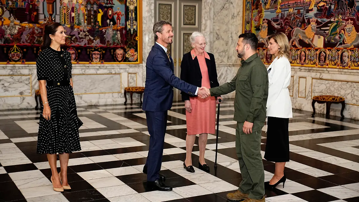 21.08.2023, Dänemark, Kopenhagen: Wolodymyr Selenskyj (2.v.r), Präsident der Ukraine, schüttelt Kronprinz Frederik (2.v.l) die Hand, während er und seine Frau Olena Selenska (r), First Lady der Ukraine, von Königin Margrethe II. (M) von Dänemark, und Kronprinzessin Mary im Rittersaal von Schloss Christiansborg empfangen werden. Der ukrainische Präsident Selenskyj hat Dänemark für seine langanhaltende militärische Unterstützung und die jüngsten Zusagen zur Lieferung von F-16-Kampfjets gedankt. Foto: Martin Sylvest/Ritzau Scanpix Foto/AP/dpa - ACHTUNG: Nur zur redaktionellen Verwendung und nur mit vollständiger Nennung des vorstehenden Credits +++ dpa-Bildfunk +++