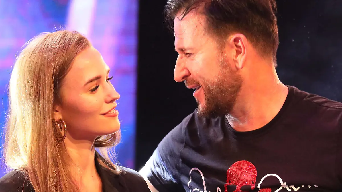 Michael Wendler - Live in Concert XXL - am 28.09.2019 in der Turbinenhalle in Oberhausen Laura Sophia Müller, Michael Wendler steht am 28.09.2019 in der Turbinenhalle in Oberhausen auf der Bühne. *** Michael Wendler Live in Concert XXL on 28 09 2019 in the Turbinenhalle in Oberhausen Laura Sophia Müller, Michael Wendler on stage on 28 09 2019 in the Turbinenhalle in Oberhausen xTSx