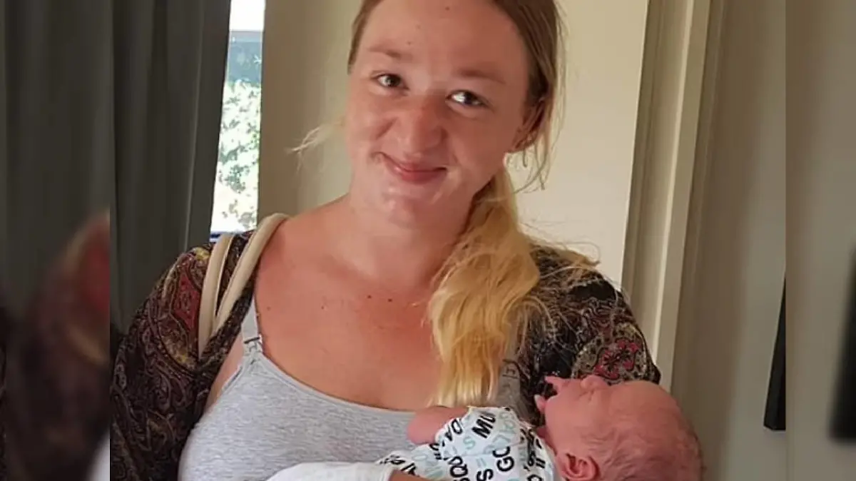 Samantha Stephenson hält den jüngsten ihrer fünf Söhne. Auch er ist im Feuer gestorben.