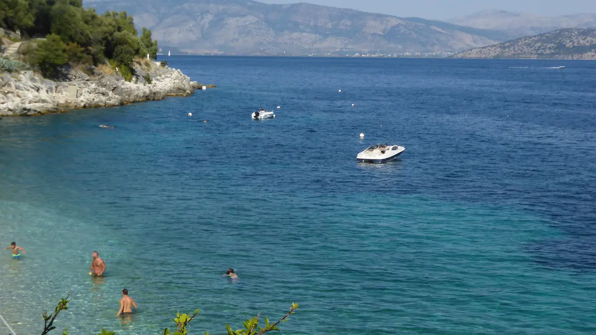  Strand von Kaminaki Paralia Kaminaki auf der griechischen Insel Korfu. Kaminaki Beach *** Beach of Kaminaki Paralia Kaminaki on the Greek island of Corfu Kaminaki Beach PUBLICATIONxNOTxINxGRE ANE5132464