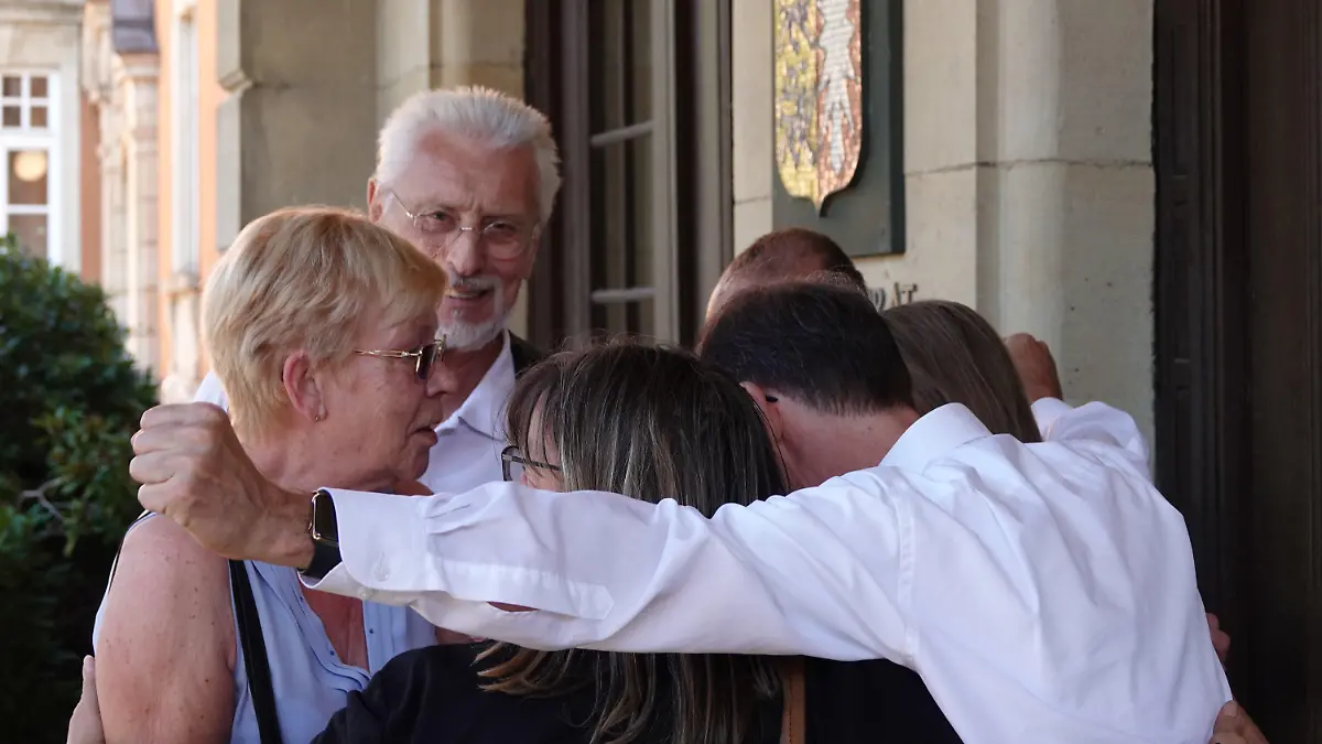 06.09.2023, Schleswig-Holstein, Eutin: Die Pflegeeltern von vier vietnamesischen Kindern stehen zusammen nach einem Treffen mit Landrat Gaarz in der Kreisverwaltung Ostholstein. Der Kreis Ostholstein hat die zuvor geplante Abschiebung der Kinder nach Vietnam vorerst ausgesetzt. Gegen die Abschiebung wurde eine Online-Petition gestartet, die bisher mehr als 71.000 Menschen unterzeichnet haben. Der Vater der Kinder hatte im Oktober 2022 vor den Augen seines Nachwuchses seine Ehefrau getötet. Foto: Franziska Spiecker/dpa +++ dpa-Bildfunk +++