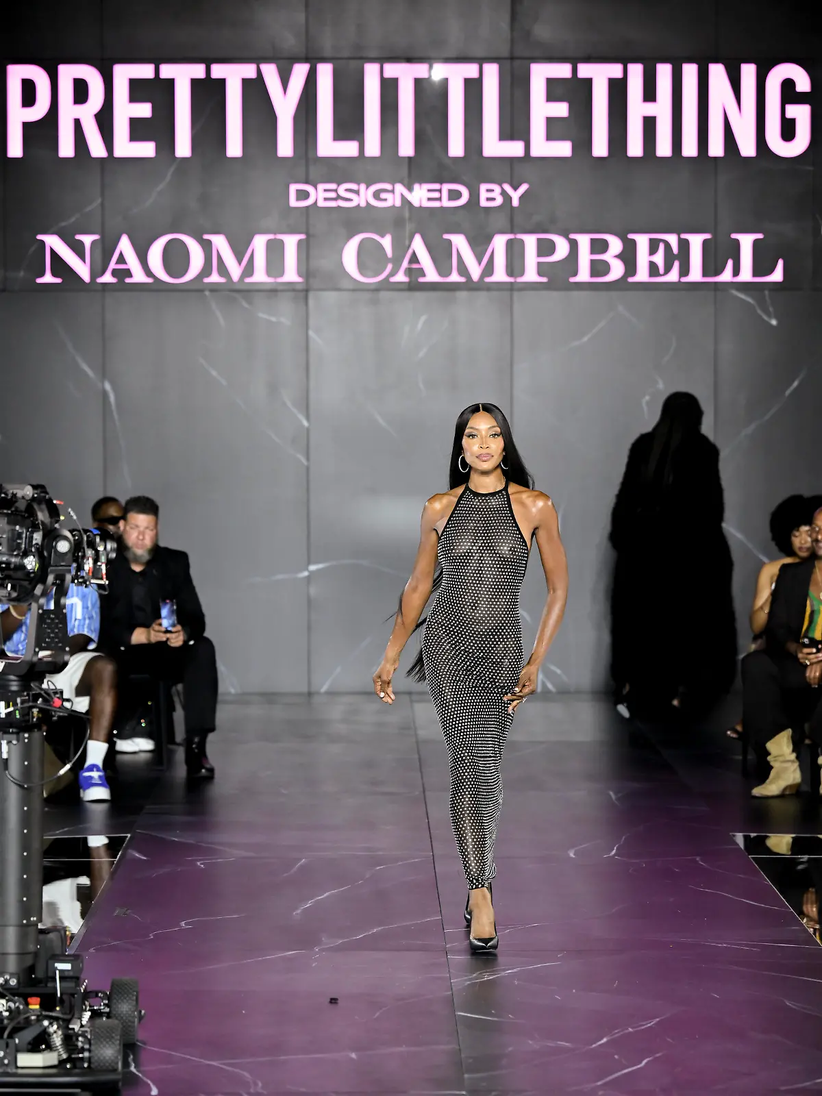05.09.2023, USA, New York: Naomi Campbell, Model aus Großbritannien und Mitdesignerin der Kollektion, geht nach der Präsentation der Frühjahr/Sommer 2024 Kollektion «PrettyLittleThing» von Naomi Campbell während der Fashion Week über den Laufsteg. Foto: Evan Agostini/Invision/AP/dpa +++ dpa-Bildfunk +++