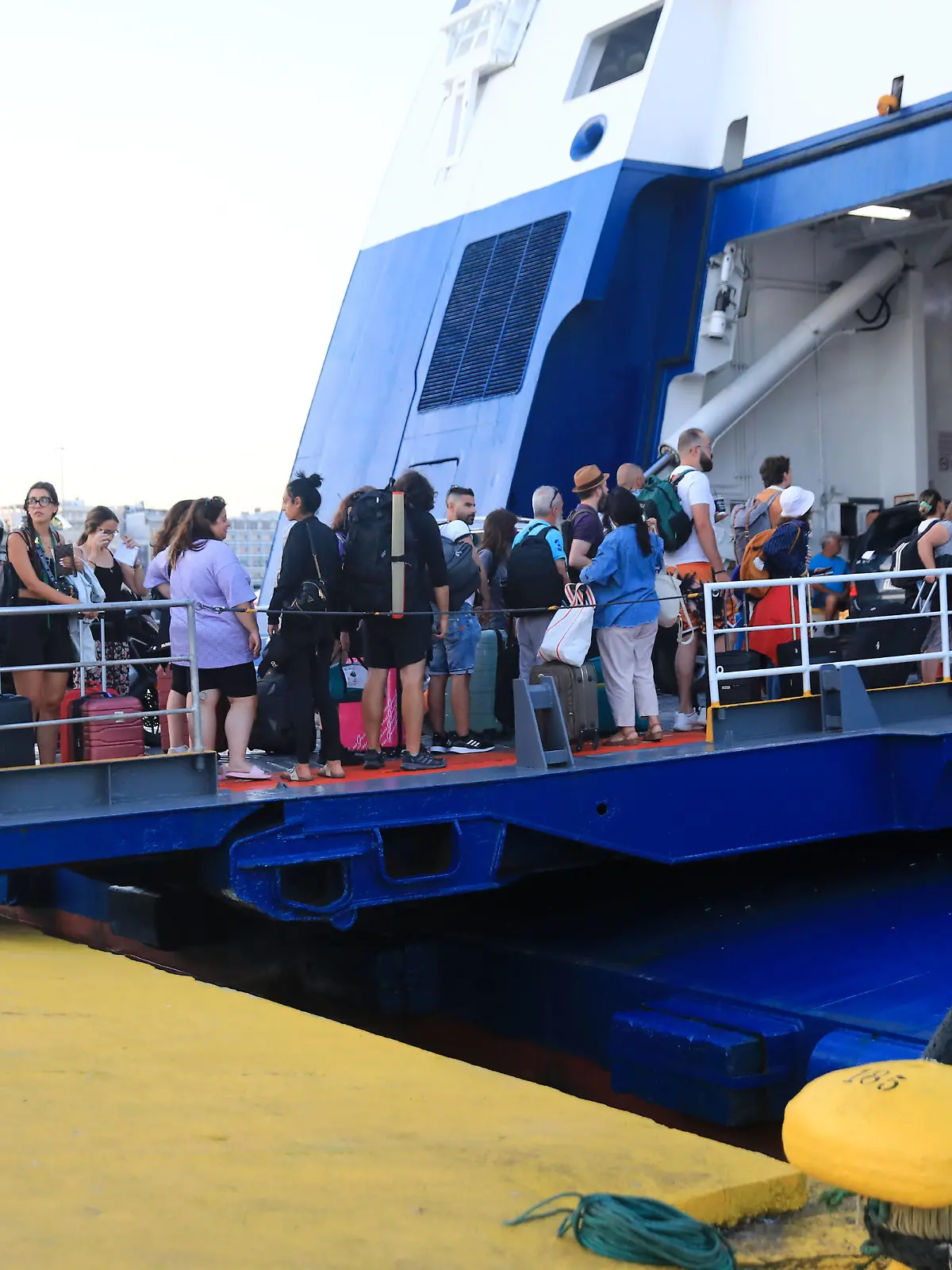 Griechenland - Piräus, Starkes Reiseaufkommen am Hafen von Piräus im Vorfeld des 15. August Mariä Himmelfahrt, zu dem traditionell viele Familien auf die Inseln reisen. Reiseaufkommen zum 15. August *** Greece Piraeus, Heavy travel at the port of Piraeus in the run-up to the 15 August Assumption , to which traditionally many families travel to the islands Travel to the 15 August PUBLICATIONxNOTxINxGRE ANE5944921