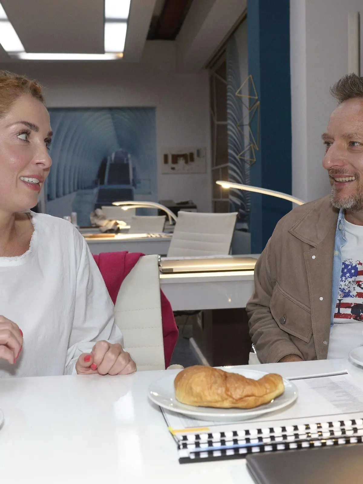 Durch einen Besuch bei Nina (Maria Wedig) verfällt Michi (Lars Pape) spontan auf die Idee, ihr neuer Mitbewohner werden zu können. 

Die Verwendung des sendungsbezogenen Materials ist nur mit dem Hinweis und Verlinkung auf RTL+ gestattet.