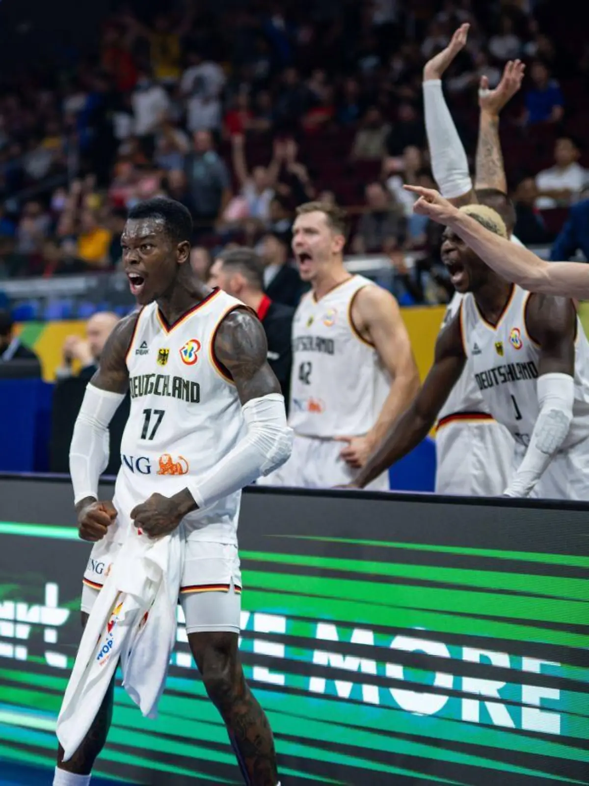 Die deutschen Basketballer bejubeln den Halbfinal-Einzug.