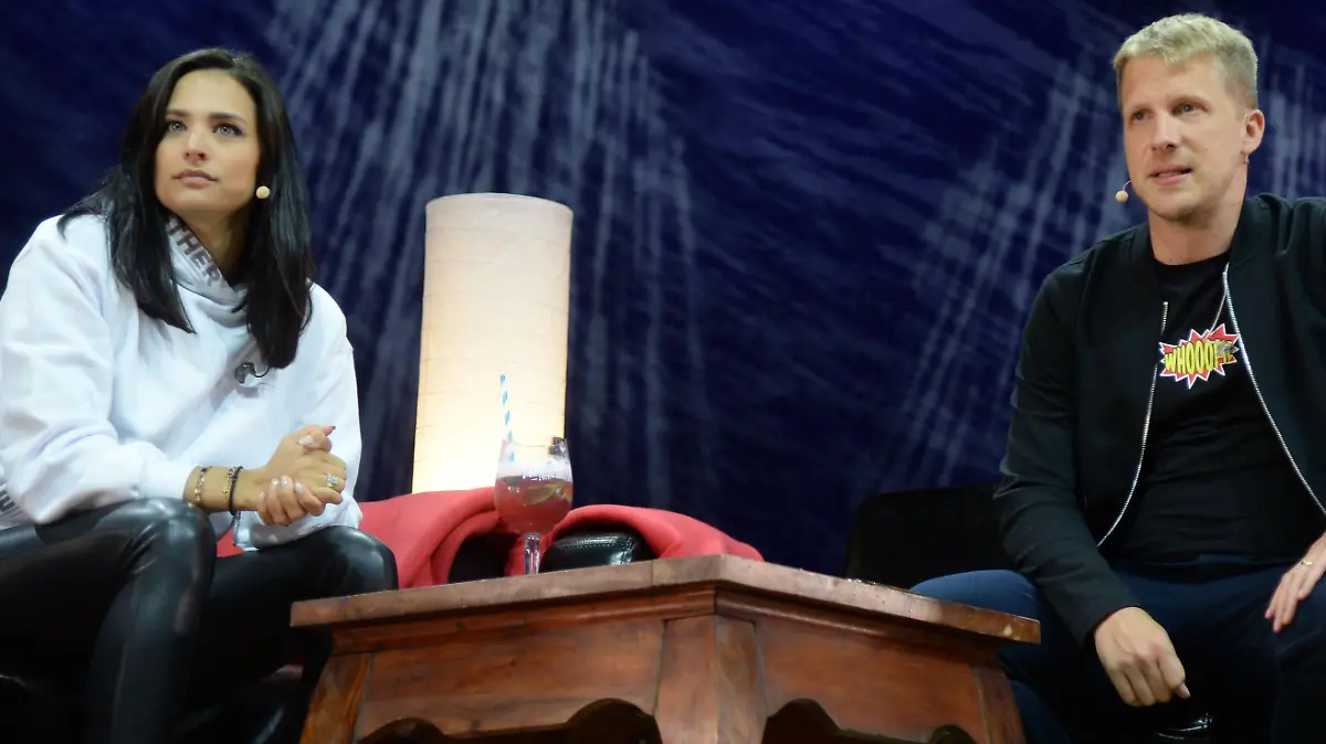 Hamburg der 13.09.2020 Oliver Pocher und Ehefrau Amira Pocher auf der Bühne im Cruise Inn. 'Die Pochers hier!' im Cruise Inn Hamburg auf dem Gelände des Cruise Terminals Steinwerder. In ihrem neuen Podcast 'Die Pochers hier!' erzählen Amira und Oliver Pocher aus ihrem Leben, was die Woche über bei ihnen passiert ist, was sie beschäftigt. / 130920