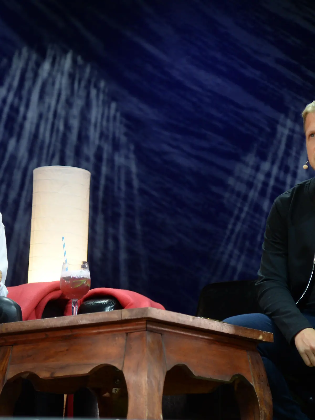Hamburg der 13.09.2020 Oliver Pocher und Ehefrau Amira Pocher auf der Bühne im Cruise Inn. 'Die Pochers hier!' im Cruise Inn Hamburg auf dem Gelände des Cruise Terminals Steinwerder. In ihrem neuen Podcast 'Die Pochers hier!' erzählen Amira und Oliver Pocher aus ihrem Leben, was die Woche über bei ihnen passiert ist, was sie beschäftigt. / 130920