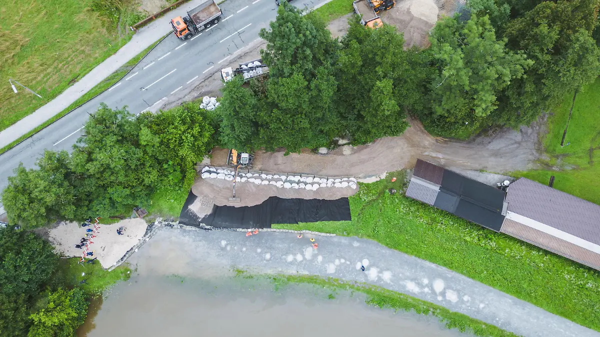 Viktring 05.08.2023, Viktring, AUT, Hochwasser im Süden Österreichs, im Bild Feuerwehr und Bundesheer sichern die Treimischen Teiche // The fire brigade and army secure the Treimische ponds during the Floods in southern Austria. Viktring, Austria on 2023/08/05. / Expa *** Viktring 05 08 2023, Viktring, AUT, Floods in southern Austria, in the picture fire department and army secure the Treimische ponds The fire department and army secure the Treimische ponds during the floods in southern Austria Viktring, Austria on 2023 08 05 Expa PUBLICATIONxNOTxINxAUT EP_gro