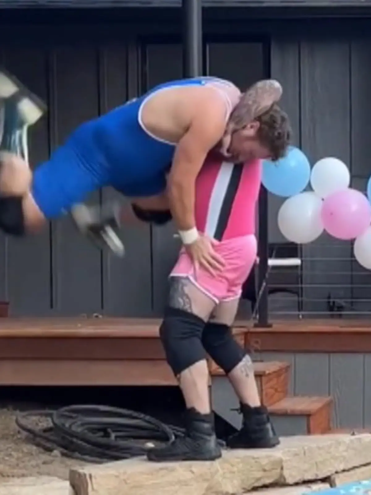 Spätestens dann, wenn sich ein blau und ein pink bekleideter Wrestler im Vorgarten bekämpfen, weisst du, dass du es mit der Verkündung des Geschlechts deines werdenden Kindes vielleicht ein wenig übertrieben hast!