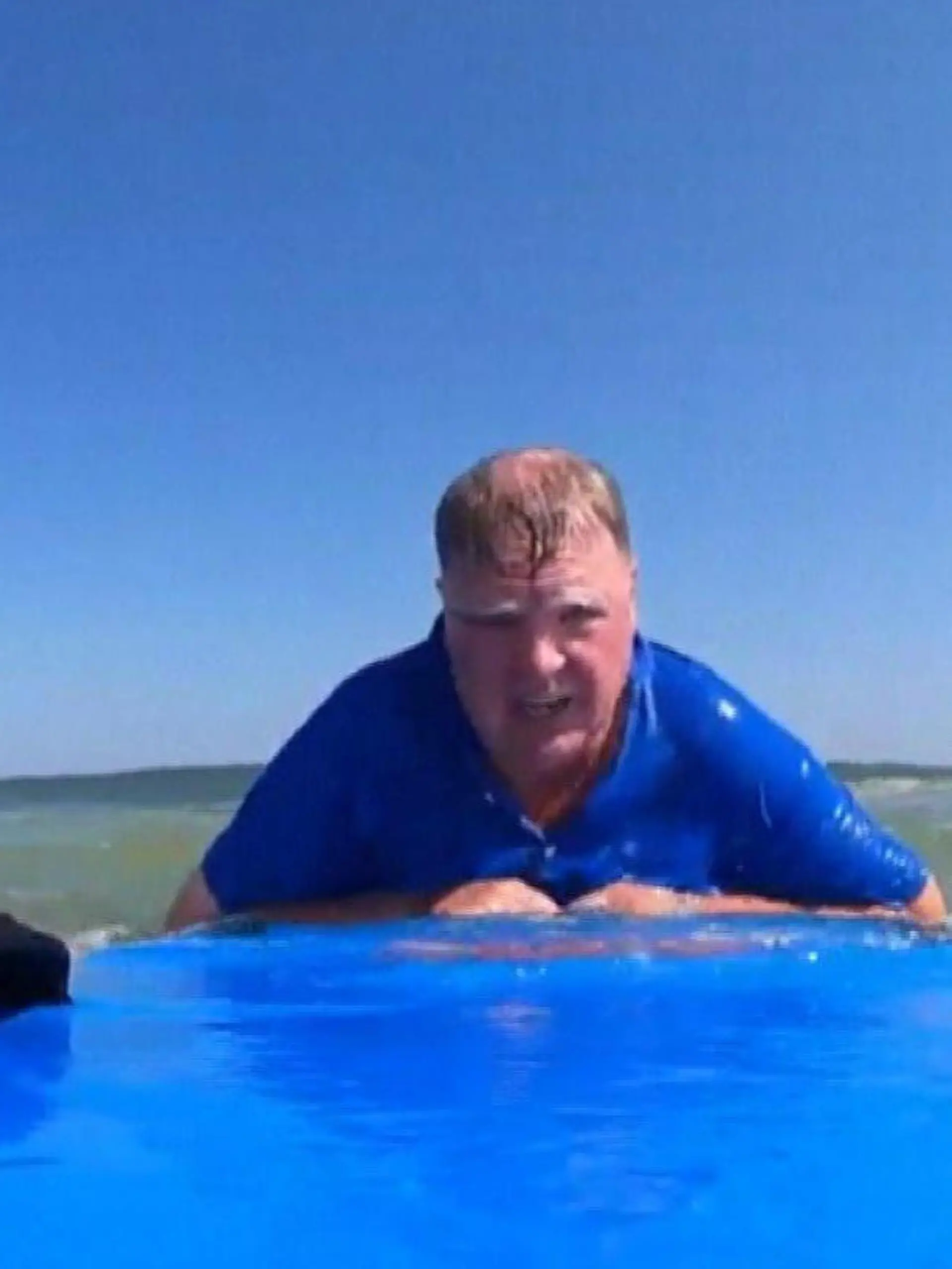 An der Ostküste Amerika's sind am vergangenen Woche drei Menschen wegen starker Strömungen ertrunken. Die Küstenwache hatte davor gewarnt. Dieses Schicksal hätte auch fast den Schwimmer Gabe McCabe getroffen, wenn nicht ein Surfer heldenhaft reagiert und den Mann gerettet hätte.