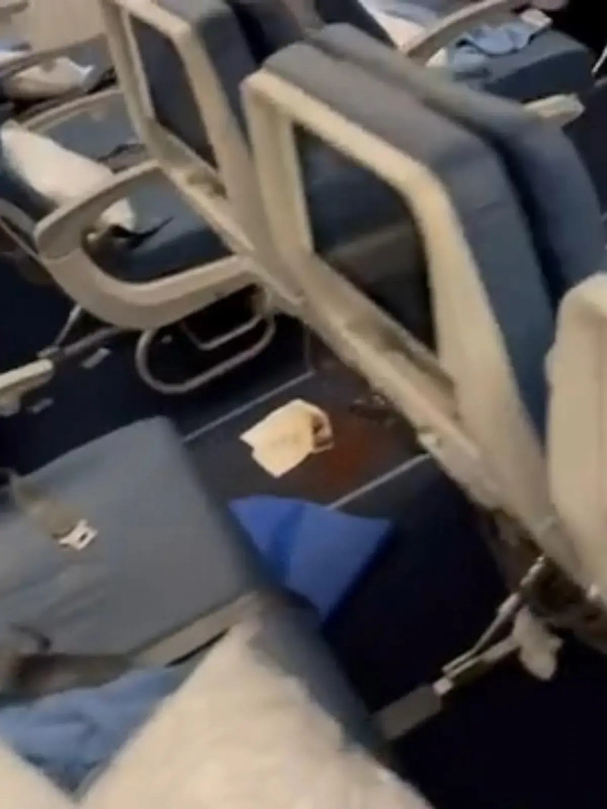 Der Durchfall-Flug von Atlanta mit der Airline Delta sorgt weiterhin für Unverständnis. Wie kann es sein, dass ein Flieger wirklich umdrehen muss, weil jemand so starke Magen-Darm-Probleme hat? Tatsächlich kommt das laut des Pilotenausbilders Mirko Miesen durchaus vor. In welchen Fällen Piloten sich für eine Umkehr entscheiden, erklärt er im Video.