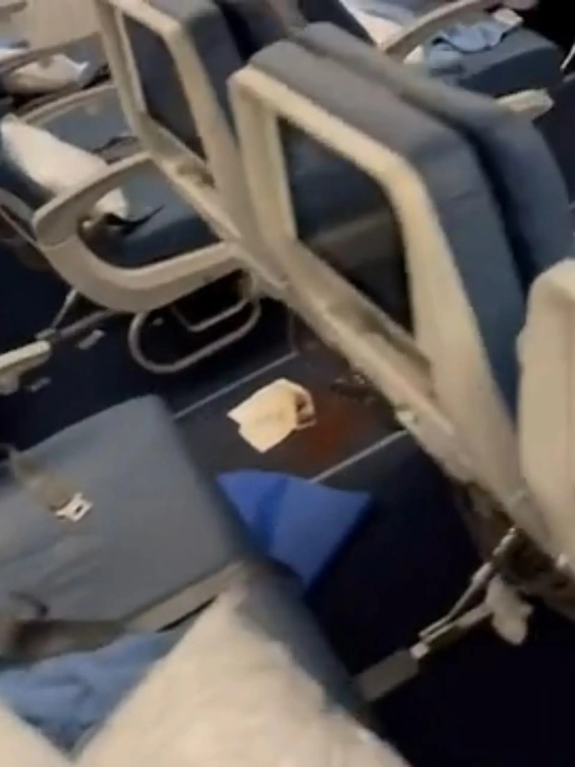 Der Durchfall-Flug von Atlanta mit der Airline Delta sorgt weiterhin für Unverständnis. Wie kann es sein, dass ein Flieger wirklich umdrehen muss, weil jemand so starke Magen-Darm-Probleme hat? Tatsächlich kommt das laut des Pilotenausbilders Mirko Miesen durchaus vor. In welchen Fällen Piloten sich für eine Umkehr entscheiden, erklärt er im Video.