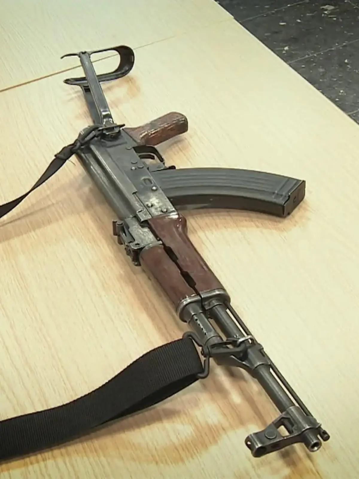 Bild zu: "Mann schießt mit Kalaschnikow"