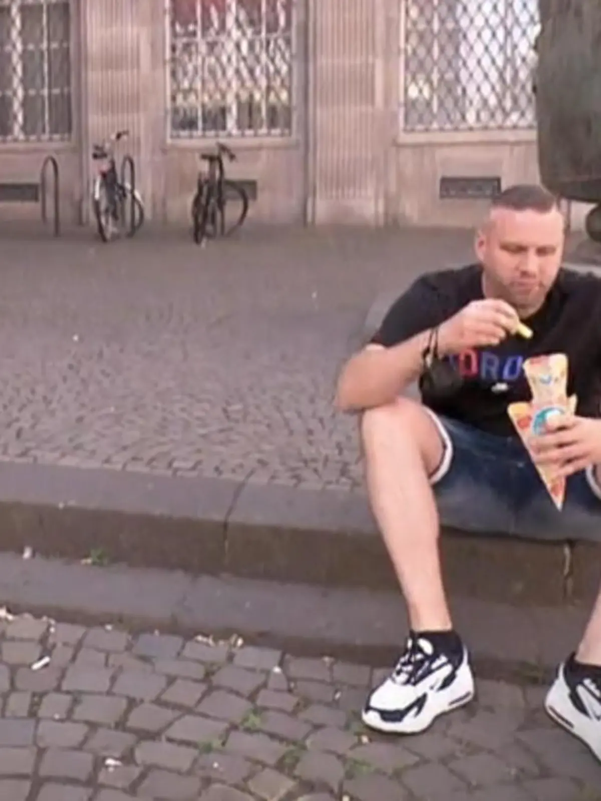 Mit gut zwei Jahren Verspätung flattert bei Markus Adams (34) ein Corona-Bußgeldbescheid ins Haus – ausgestellt einen Tag vor Ablauf der Verjährungsfrist. Tatbestand: Während der Pandemie hatte er alleine in der Öffentlichkeit eine Portion Pommes gegessen. Grund Genug für die Stadt Köln, ihm auch zwei Jahre später noch 280 Euro in Rechnung zu stellen.
