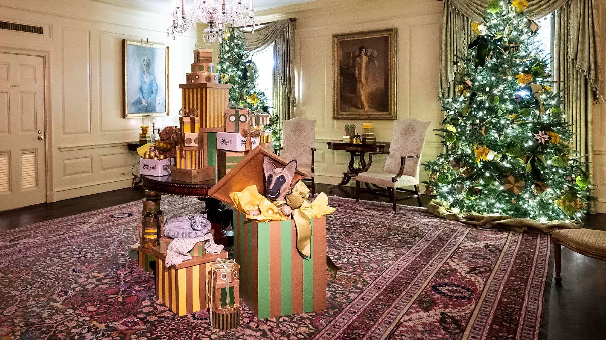 November 28, 2022, Washington, District of Columbia, United States: The Vermeil Room (with Commander Biden in a gift box and Willow Biden on top of one) at a preview of the holiday decorations at the White House. (Credit Image: © Michael Brochstein/ZUMA Press Wire) / action press