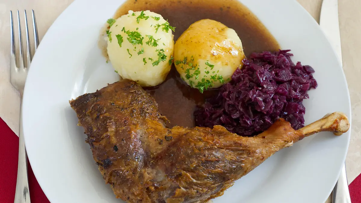 In einer Gaststätte im brandenburgischen Mixdorf (Oder-Spree) steht ein Teller mit Klößen, Rotkohl und Gänsekeule, aufgenommen am 12.11.2011. Die Weihnachtsgans ist nach wie vor des Deutschen liebstes Weihnachtsessen. Foto: Patrick Pleul (zu dpa: «Weihnachtsgans - meist importierte Frostware» vom 11.12.2011)