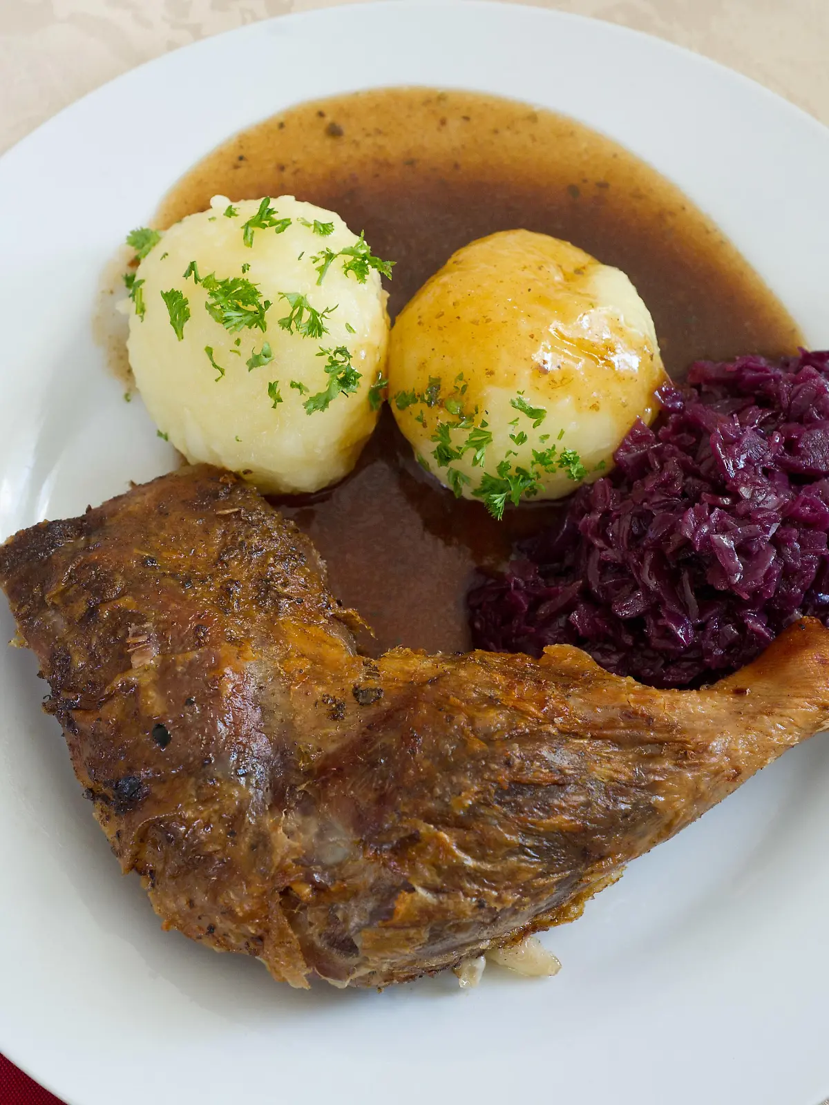 In einer Gaststätte im brandenburgischen Mixdorf (Oder-Spree) steht ein Teller mit Klößen, Rotkohl und Gänsekeule, aufgenommen am 12.11.2011. Die Weihnachtsgans ist nach wie vor des Deutschen liebstes Weihnachtsessen. Foto: Patrick Pleul (zu dpa: «Weihnachtsgans - meist importierte Frostware» vom 11.12.2011)