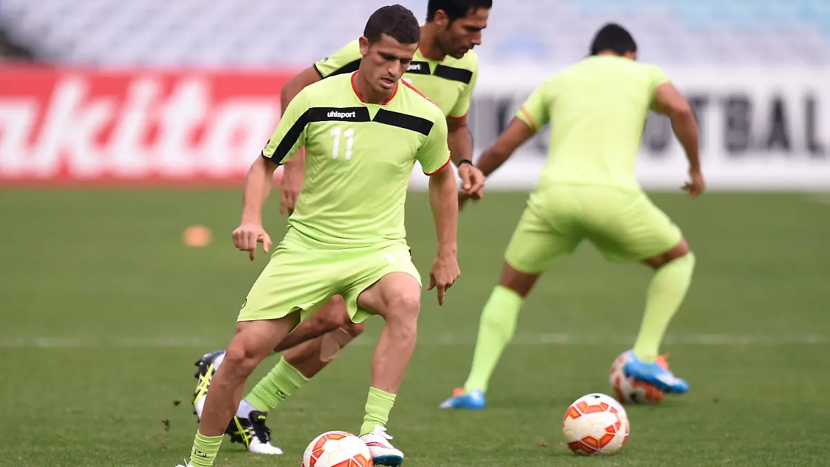 ARCHIV - 13.01.2015, Australien, Sydney: Voria Ghafouri (links) beim Training (zu dpa: «Irans Ex-Nationalspieler Ghafouri soll freigelassen werden») Foto: Paul Miller/dpa +++ dpa-Bildfunk +++