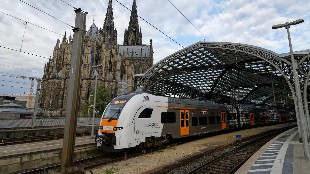 ARCHIV - 03.09.2022, Nordrhein-Westfalen, Köln: Ein Regionalzug verlässt den Kölner Hauptbahnhof. Die Vereinbarung von Bund und Ländern zur Finanzierung des 49-Euro-Tickets für den Nahverkehr reicht aus Sicht von Verkehrsunternehmen und Kommunen in NRW nicht aus. (zu dpa «Verkehrsbetriebe und Kommunen zweifeln an 49-Euro-Ticket-Finanzierung») Foto: Henning Kaiser/dpa +++ dpa-Bildfunk +++