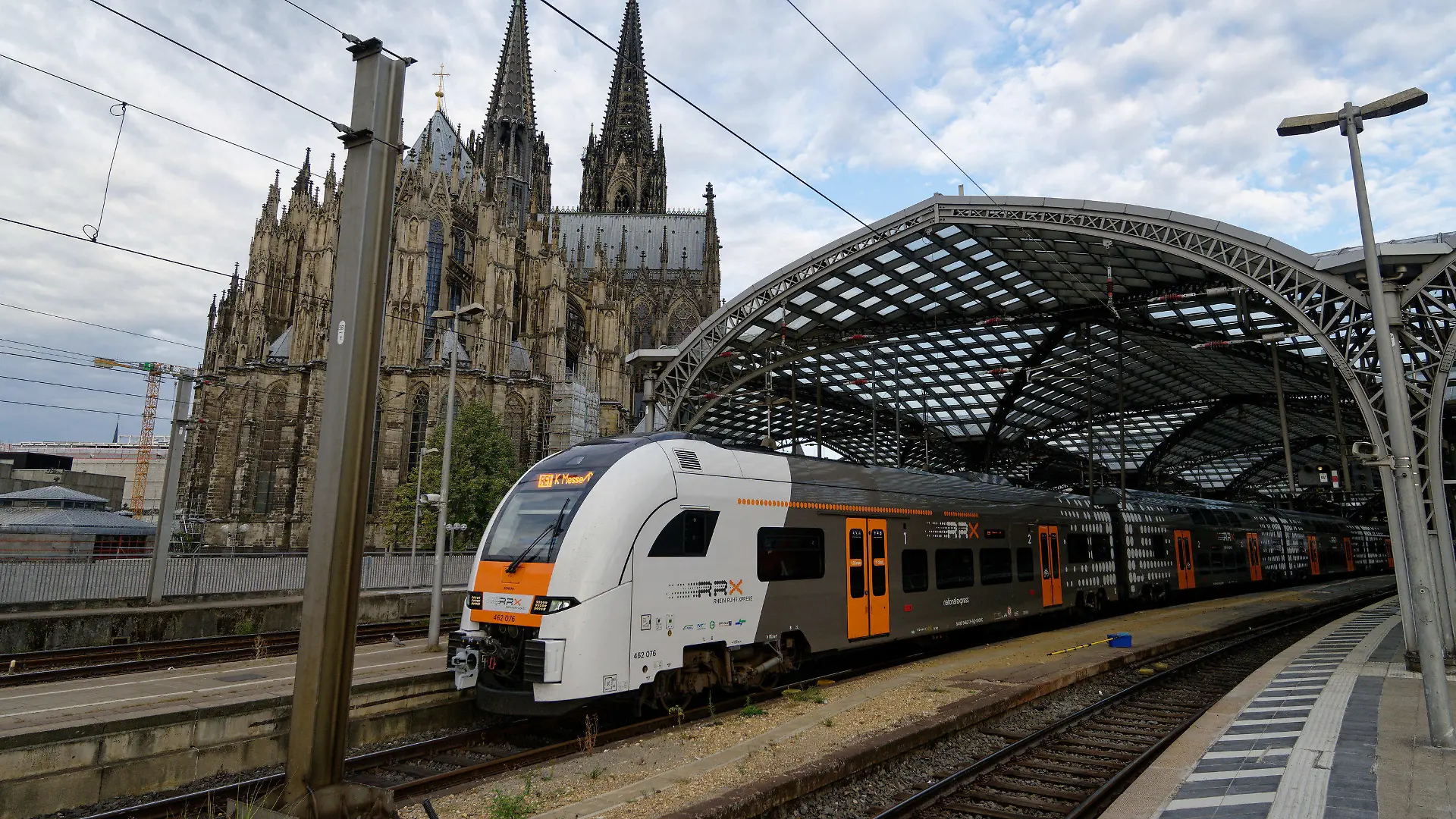 ARCHIV - 03.09.2022, Nordrhein-Westfalen, Köln: Ein Regionalzug verlässt den Kölner Hauptbahnhof. Die Vereinbarung von Bund und Ländern zur Finanzierung des 49-Euro-Tickets für den Nahverkehr reicht aus Sicht von Verkehrsunternehmen und Kommunen in NRW nicht aus. (zu dpa «Verkehrsbetriebe und Kommunen zweifeln an 49-Euro-Ticket-Finanzierung») Foto: Henning Kaiser/dpa +++ dpa-Bildfunk +++