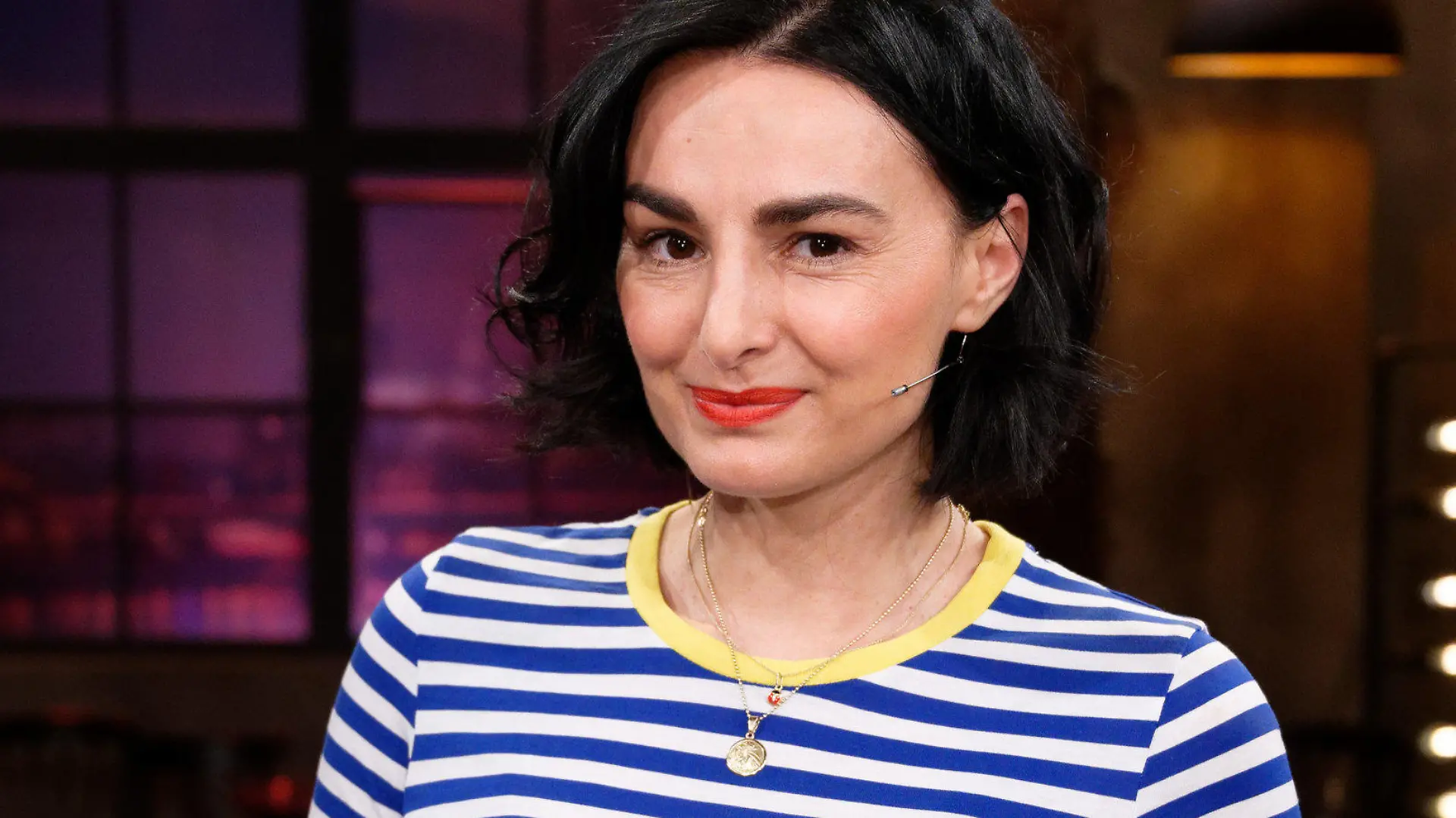 ARCHIV - 03.05.2019, Nordrhein-Westfalen, Köln: Die Schauspielerin Mimi Fiedler steht nach der Aufzeichnung der WDR-Talkshow "Kölner Treff" im Studio. (Zu dpa "«Tatort»-Schauspielerin Mimi Fiedler spricht über Problemzonen") Foto: Henning Kaiser/dpa +++ dpa-Bildfunk +++
