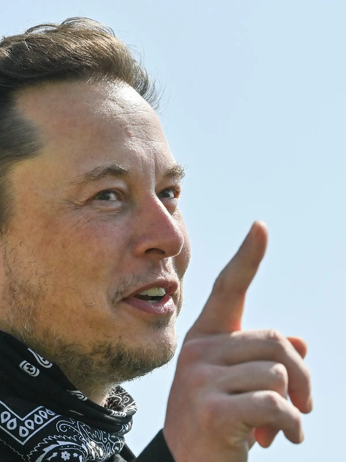 ARCHIV - 13.08.2021, Brandenburg, Grünheide: Elon Musk, Tesla-Chef, steht bei einem Pressetermin auf dem Gelände der Tesla Gigafactory.    (zu dpa "Musk verspricht «Amnestie» für gesperrte Twitter-Konten") Foto: Patrick Pleul/dpa-Zentralbild/dpa +++ dpa-Bildfunk +++