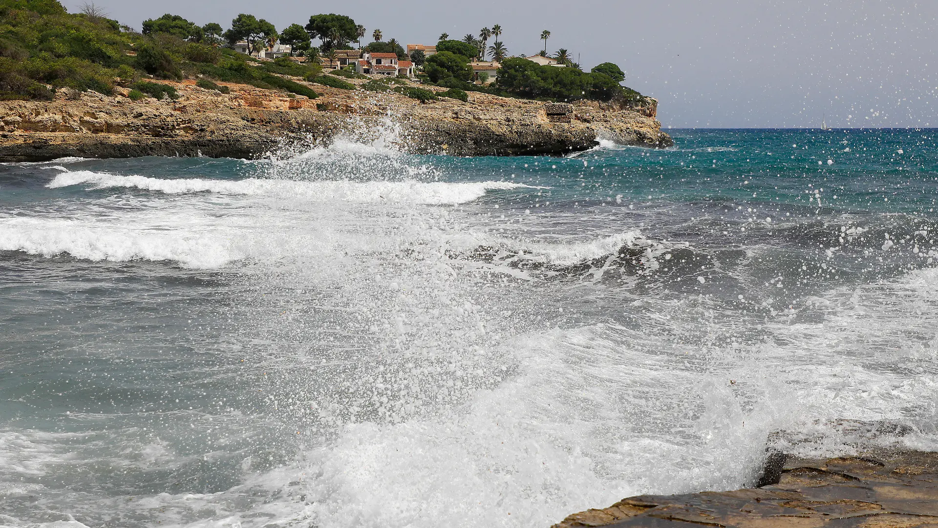 05.09.2023, Spanien, Manacor: Cala Mendia an einem Tag mit Wellen. An der Ostküste Mallorcas wurden zwei Leichen gefunden. Die erste Leiche hatten Passanten schon am Sonntagabend entdeckt. Die zweite Leiche wurde Montagabend gesichtet, wegen hohen Wellengangs aber erst am Dienstag geborgen. Foto: Clara Margais/dpa +++ dpa-Bildfunk +++